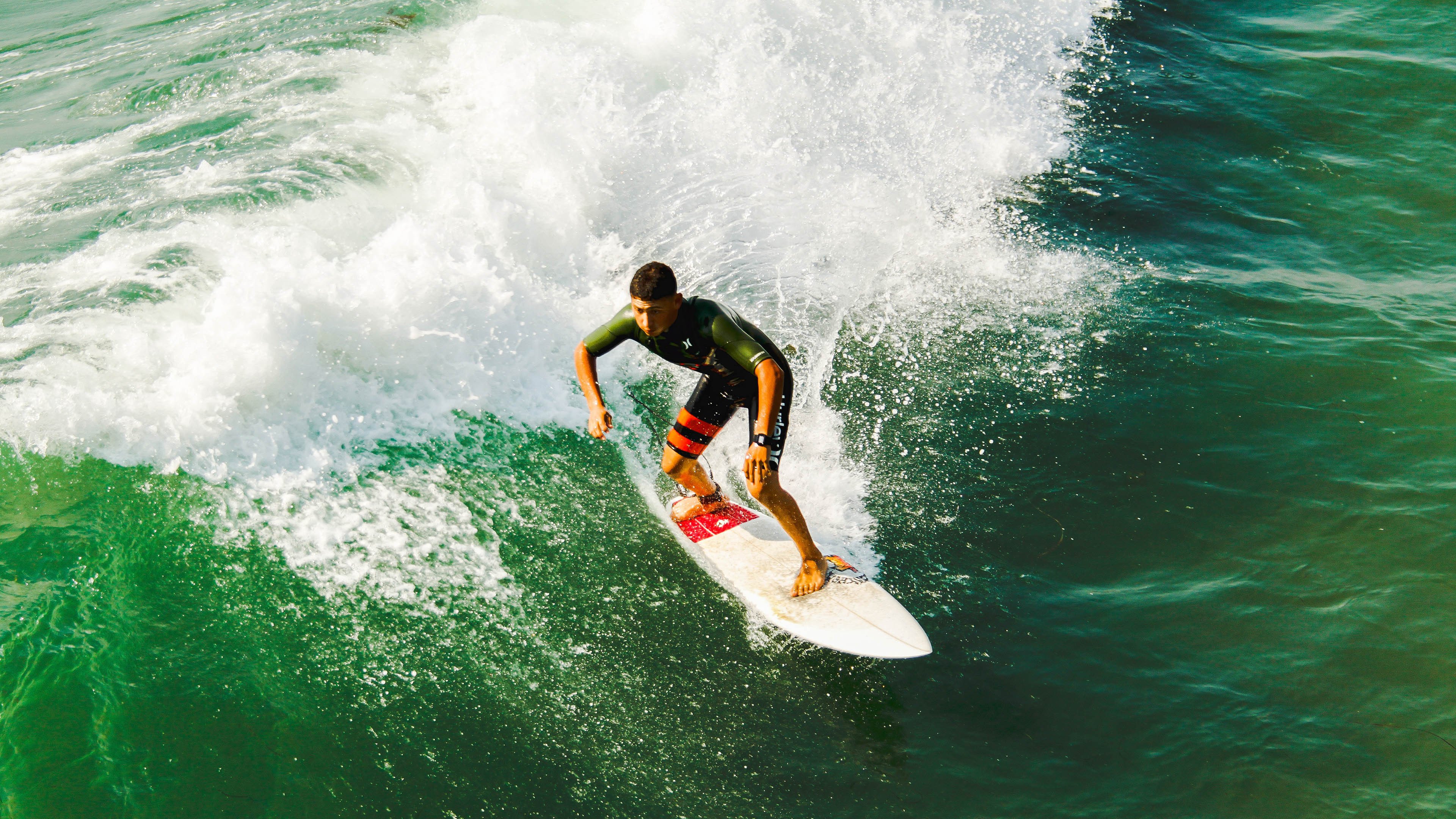 爱游戏平台-“亚戈·卡尔曼的高效进攻与防守技巧，推动美洲狮队向冠军迈进”